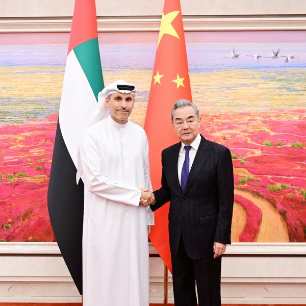 على هامش زيارة ولي عهد أبوظبي/ المبعوث الخاص لرئيس الدولة إلى الصين يلتقي وزير الخارجية الصيني