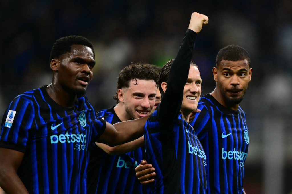 إنتر “يقترب من حسم لقب الدوري الإيطالي بفوزه 3-0 على “كالياري