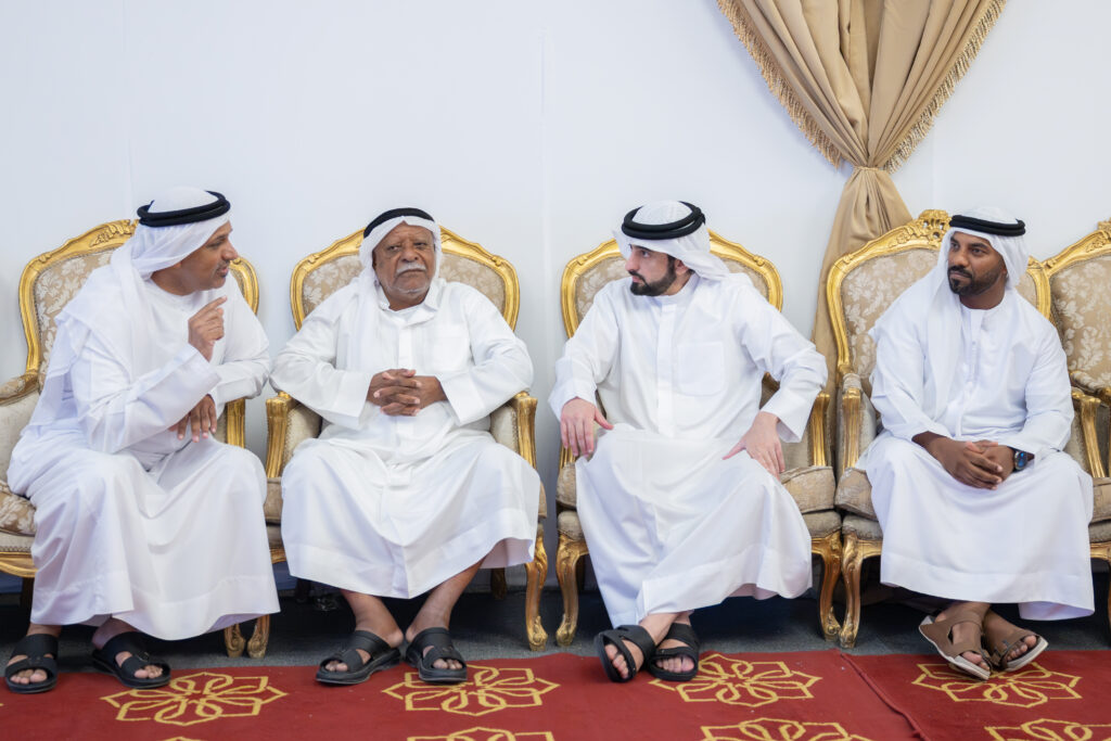 أحمد بن محمد يُقدّم واجب العزاء في شهيد الوطن والواجب عيسى غلوم البلوشي