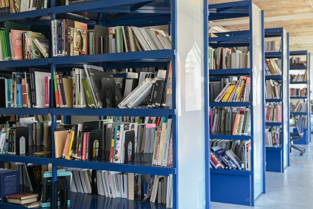 بأكثر من 5 آلاف مرجع.. مكتبة “الشارقة للفنون” تفتح أبوابها مجانا للمهتمين