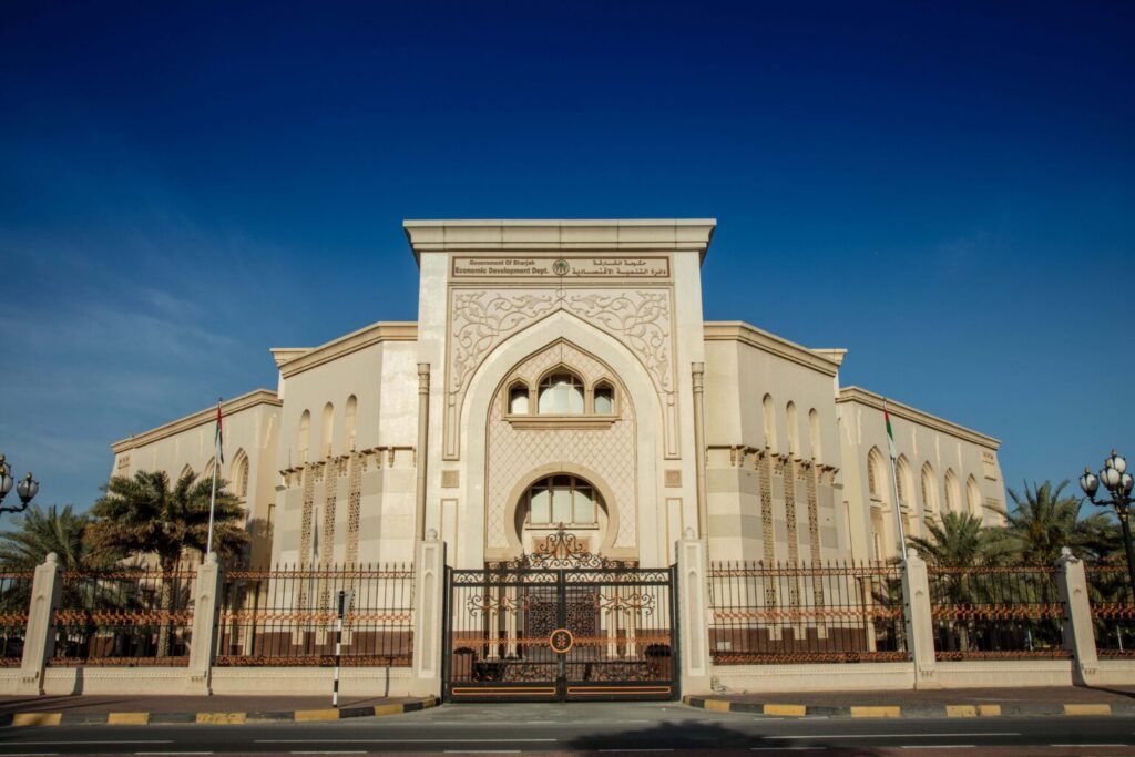 اقتصادية الشارقة ومجموعة الطنيجي للأعمال توفران مكاتب للشركات الأجنبية للاستثمار في الإمارة