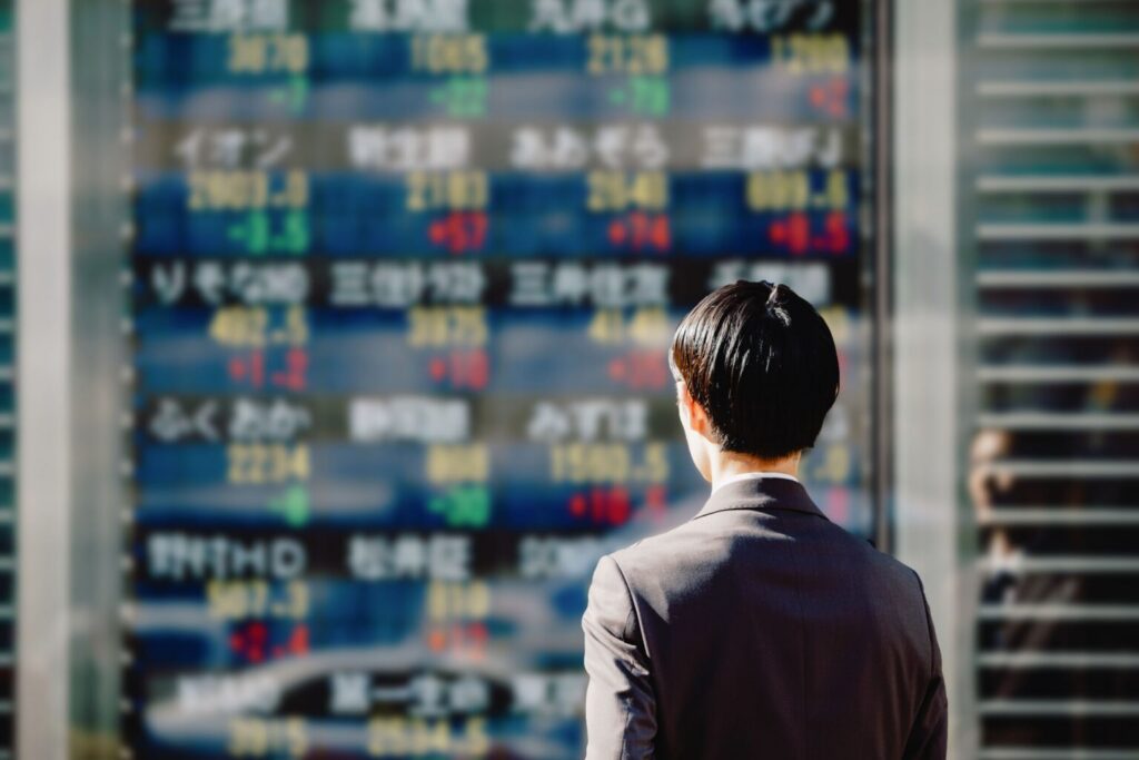 تباين مؤشرات الأسهم اليابانية