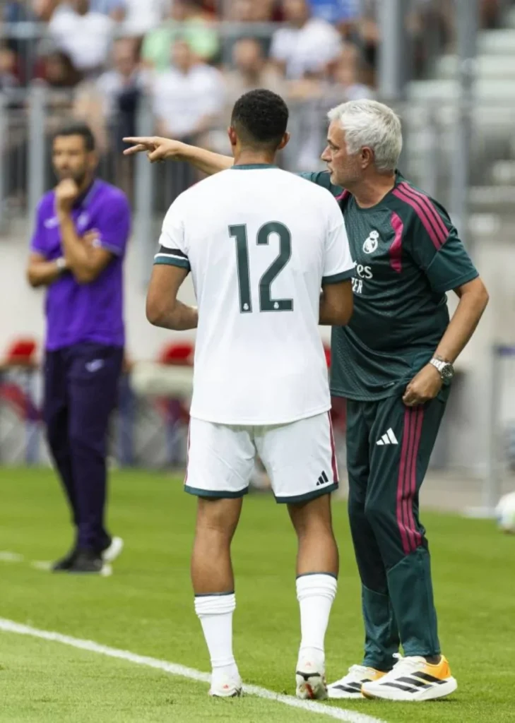 مورينيو راضٍ عن التعادل مع فيورنتينا.. والواعد سيريا يخطف الأنظار