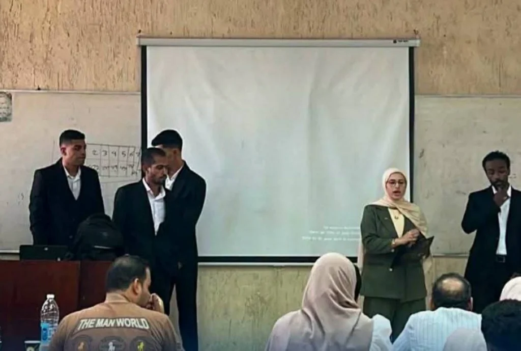 طلاب مصريون يبتكرون نظاما آليا لتنظيف الألواح الشمسية