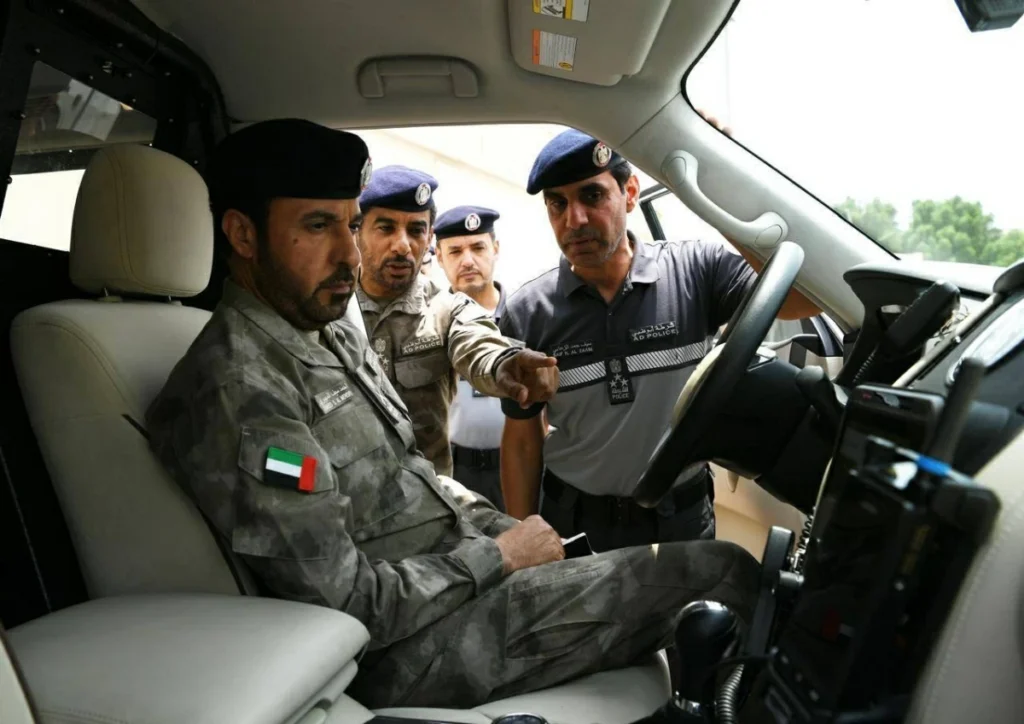 قائد شرطة أبوظبي يوجه بمواصلة تطوير الدوريات الأمنية