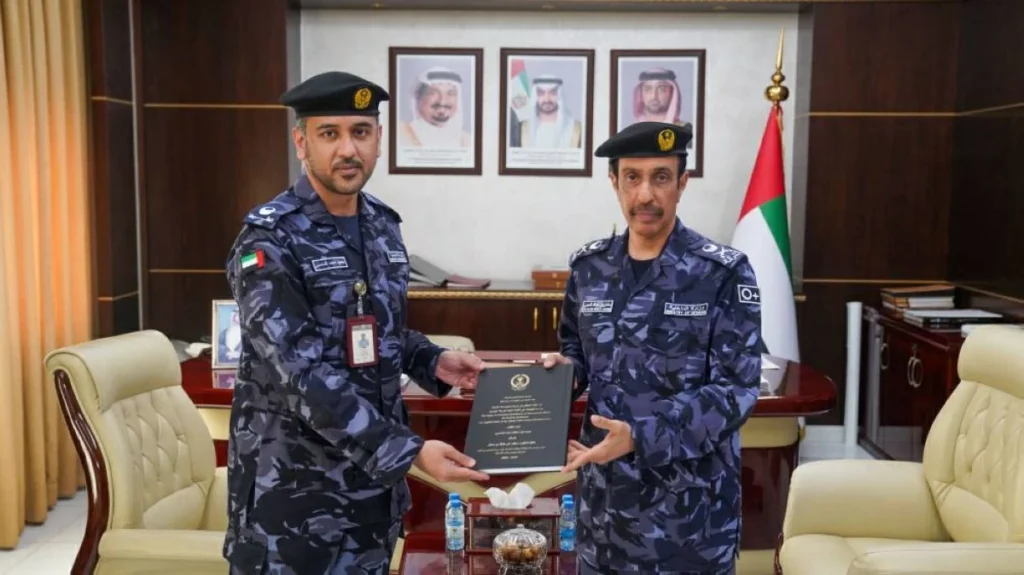 تكريم ضابط بشرطة عجمان لنيله الماجستير بامتياز