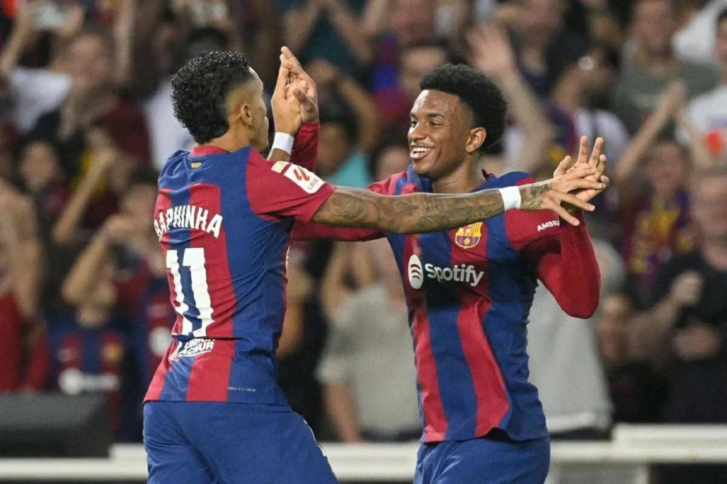 مشجعو مانشستر يونايتد يريدون الانتقام من برشلونة بضم بالدي
