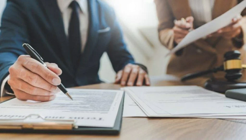 الإعلانات المصرفية.. وعود جذابة وشروط تفاجئ العملاء