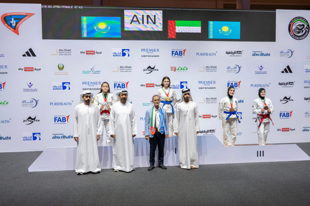 زايد بن حمد يشهد جانباً من منافسات بطولة العالم للجوجيتسو ويشارك في تتويج الفائزين