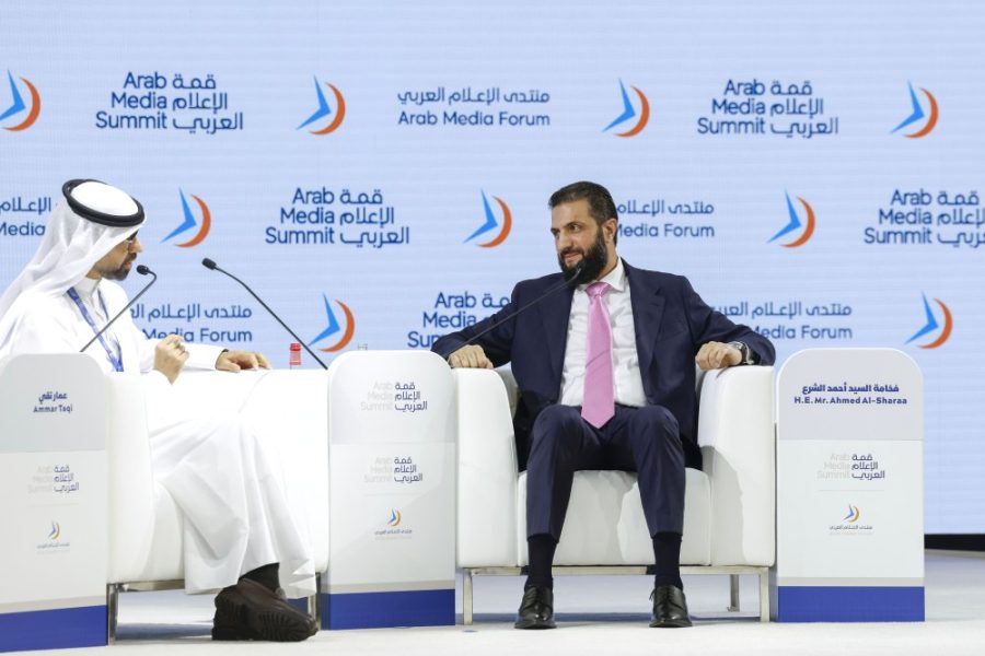 بحضور أحمد بن محمد .. الرئيس السوري يشارك الحضور في قمة الإعلام العربي 2026 في دبي رؤية شاملة حول مستقبل بلاده والمنطقة