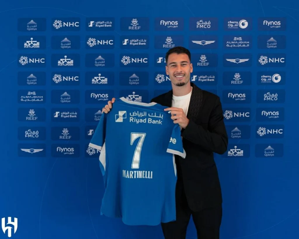 مقابل 65 مليون يورو .. الهلال يتعاقد مع الجناح البرازيلي مارتينيلي