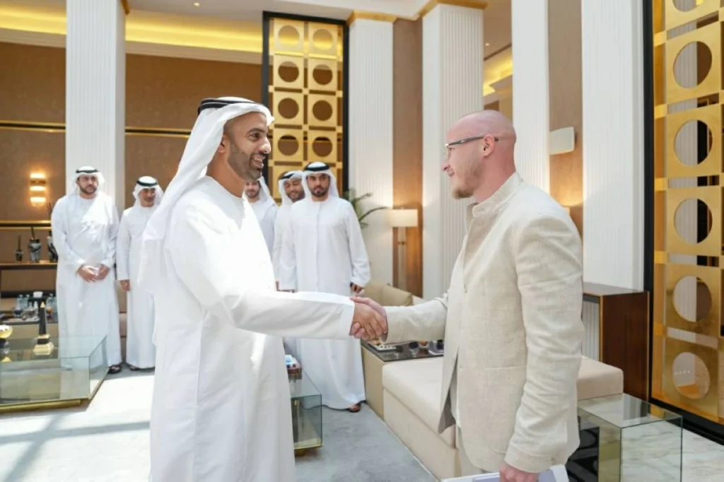 ولي عهد رأس الخيمة يستقبل الرئيس التنفيذي ورئيس مجلس «UKM»