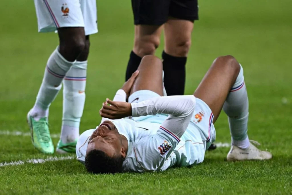 رغم إصابته في الركبة اليسرى.. مبابي لن يغيب عن «الكلاسيكو»