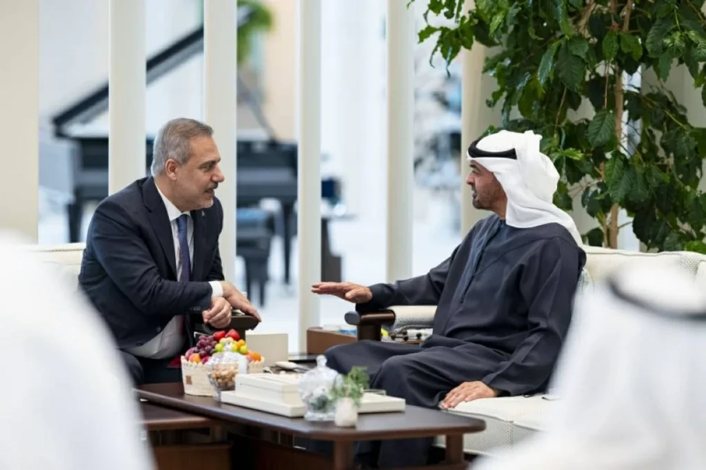 محمد بن زايد ووزير الخارجية التركي يبحثان التطورات الإقليمية