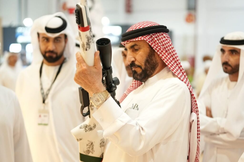 طالب بن صقر القاسمي يزور معرض أبوظبي للصيد والفروسية