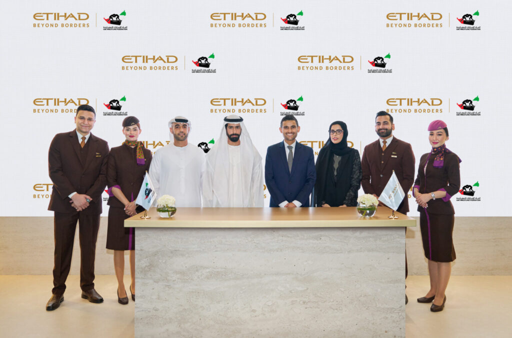 تفاهم بين الاتحاد للطيران و”الإمارات للمصارعة” لتعزيز نمو اللعبة