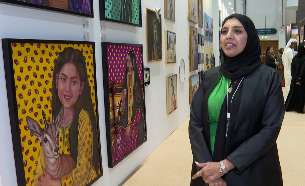 فنانة تشكيلية توثق حكاية المرأة الإماراتية في معرض الصيد والفروسية 2026