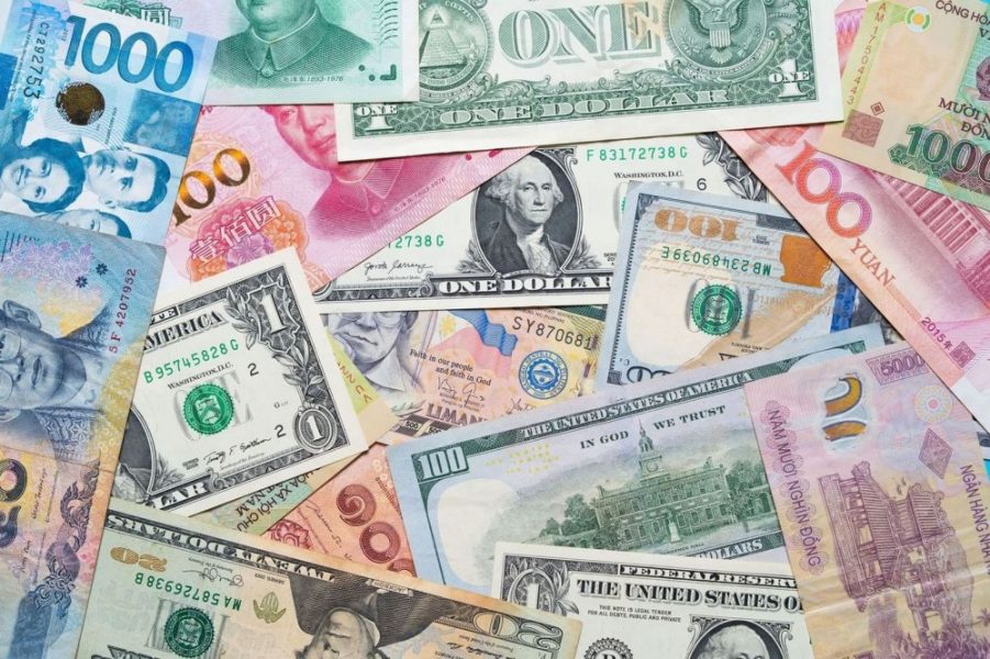 الدولار يتراجع عن أعلى مستوى في 18 شهراً