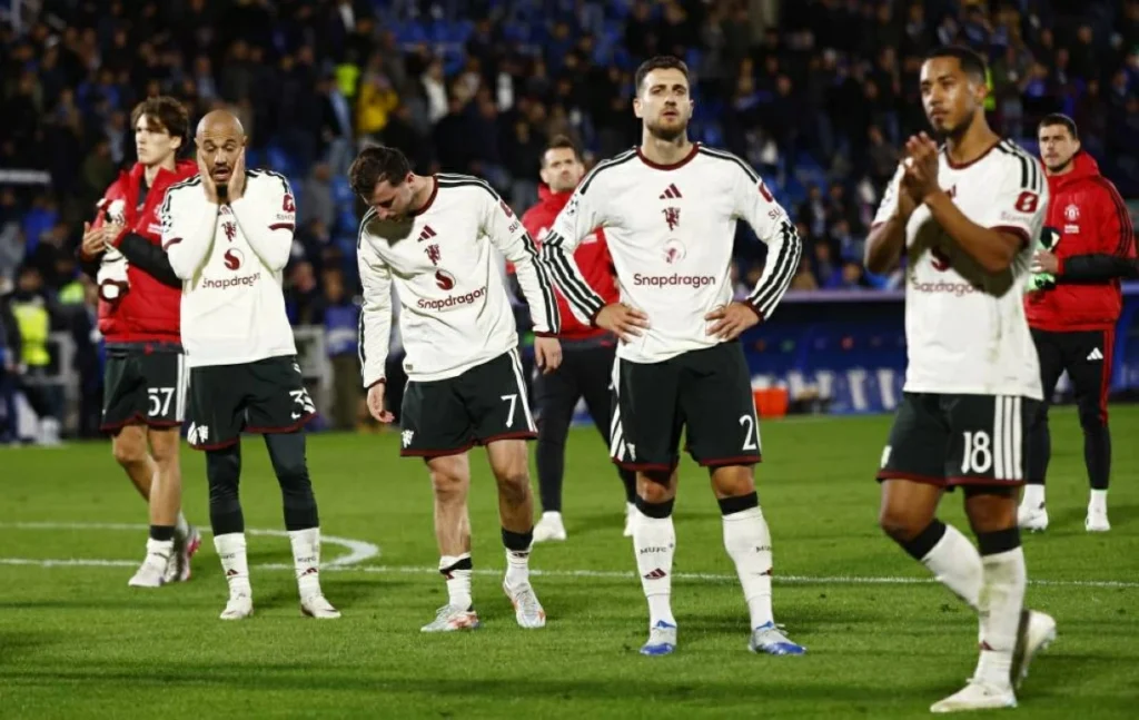 باز يقود كومو لسحق مانشستر يونايتد 4-1